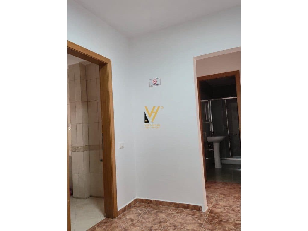 JEPET ZYRE 110M2 ME QERA TEK RRUGA E BOGDANEVE 900 EURO 3