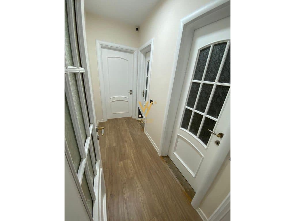 JEPET ZYRE 180 M2 ME QERA TE RRUGA E KAVAJES 1.850 EURO 3