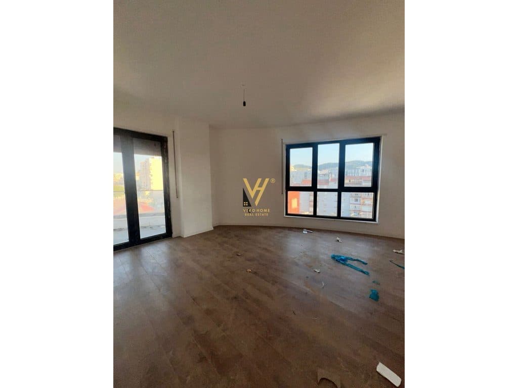 JEPET ZYRE 95 M2 ME QERA TE KOMUNA E PARISIT 700 EURO 2