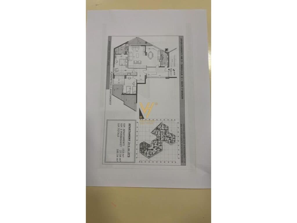 Shitet apartament 3+1+2 te Rruga e Kosovareve 180 m2