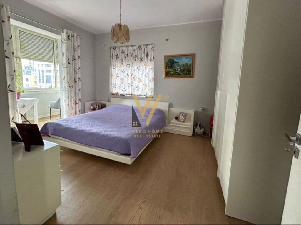 Shitet apartament 3+1+2 tek Bulevardi Zogu i Pare 85 m2 3