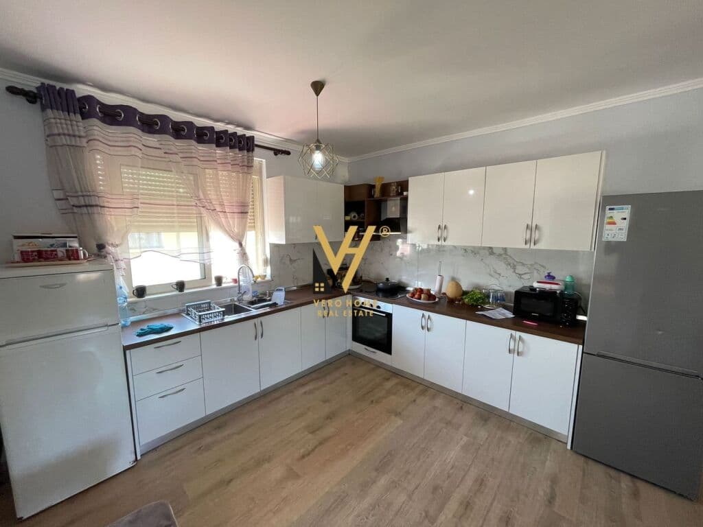 Shitet Apartament 3+1+2+ballkon te Liqeni i Thate 175 m2 2