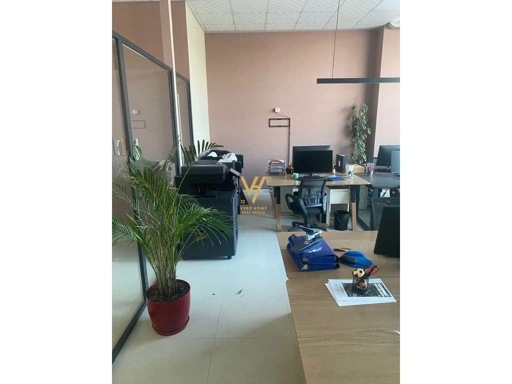 JEPET ZYRE 250 M2 ME QERA NE SAUK 2.000 EURO