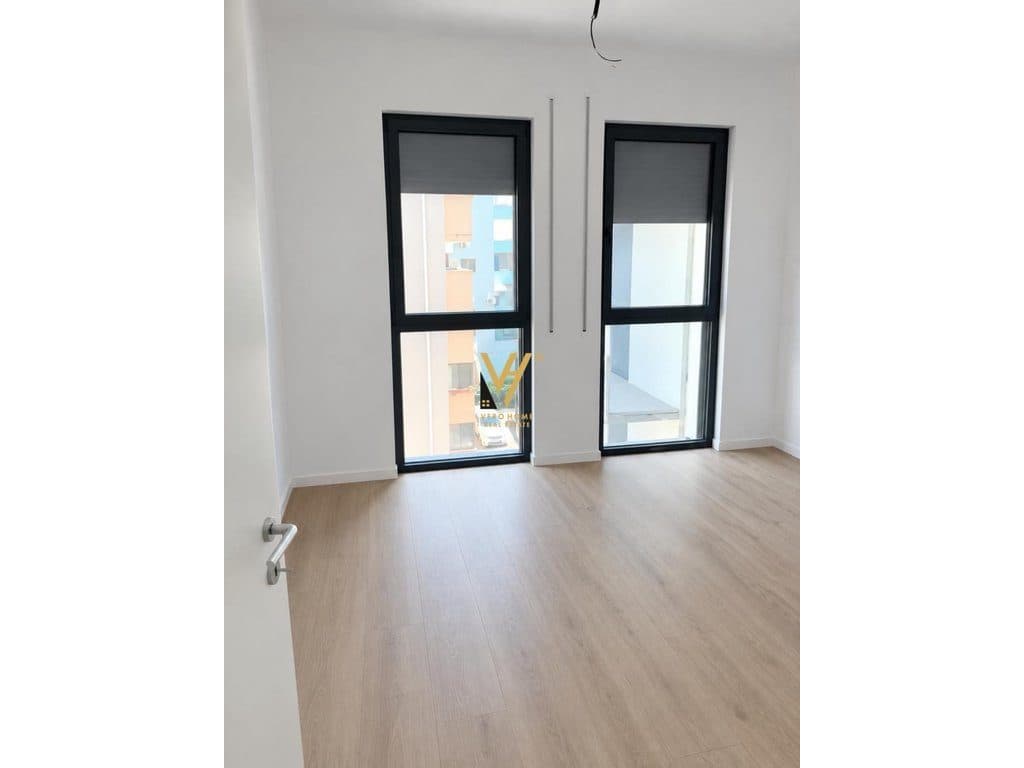 JEPET ZYRE 120 M2 ME QIRA TE KOMUNA E PARISIT 1.300 EURO