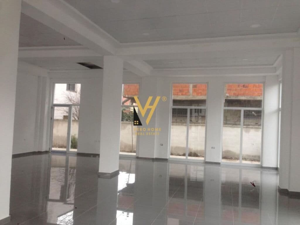 Shitet dyqan te Rruga Besa 140 m2 1