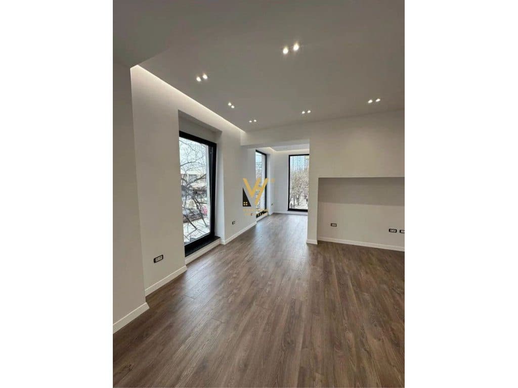 JEPET AMBIENT BIZNESI 76 M2 ME QIRA NE QENDER 2.000 EURO