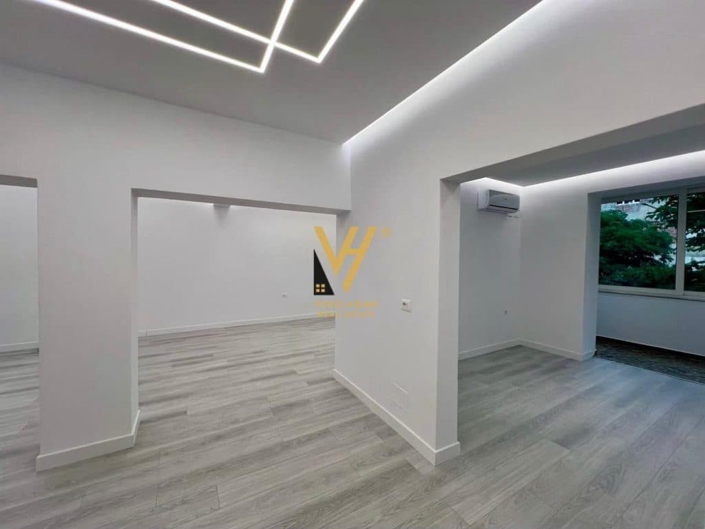 JEPET ZYRE 75 M2 ME QERA TE RRUGA E BARRIKADAVE 1.000 EURO 2