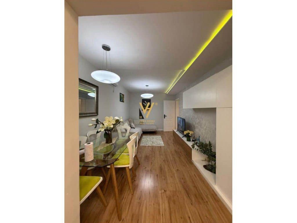 SHITET VILE DY KATESHE NE KINOSTUDIO 230.000 EURO