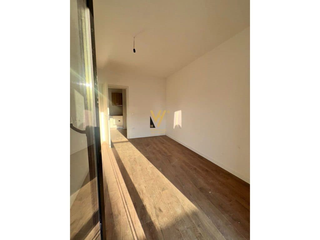 JEPET ZYRE 75 M2 ME QERA TE KOMUNA E PARISIT 600 EURO 2