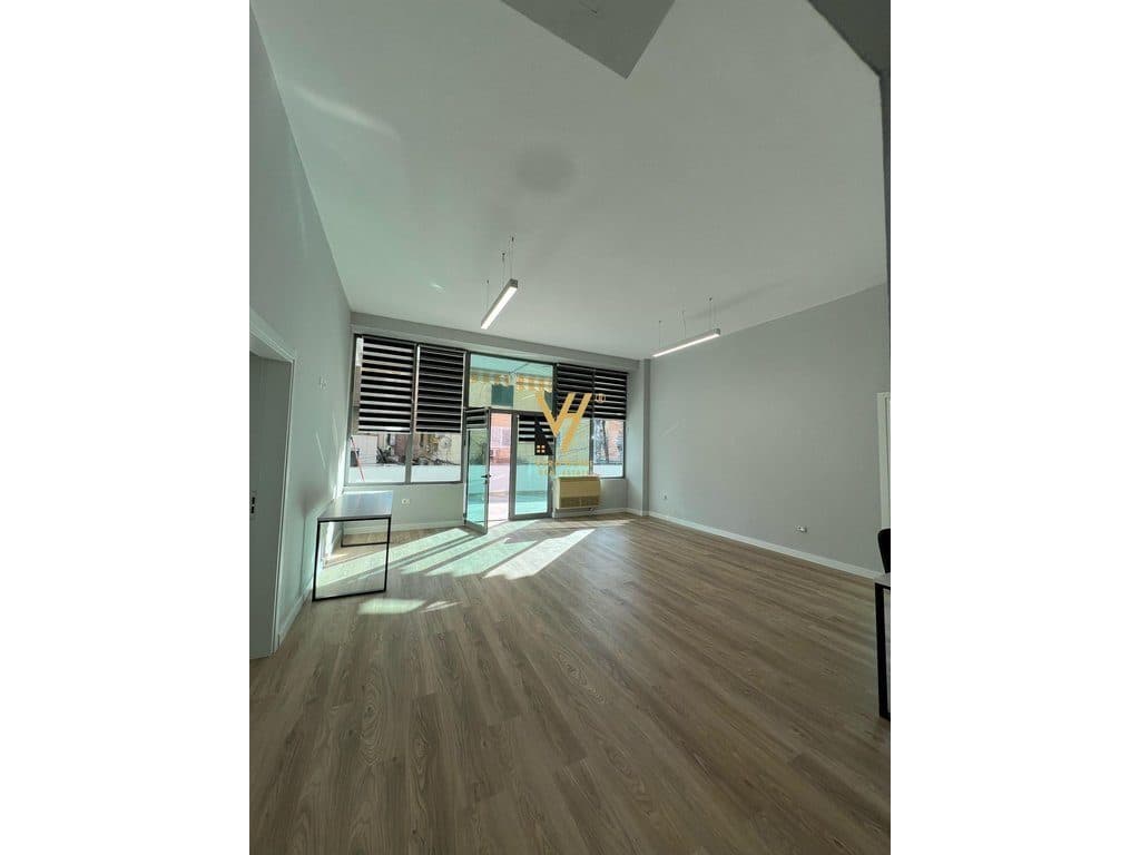 JEPET ZYRE 150 M2 ME QERA TE KOMUNA E PARISIT 1.700 EURO 2