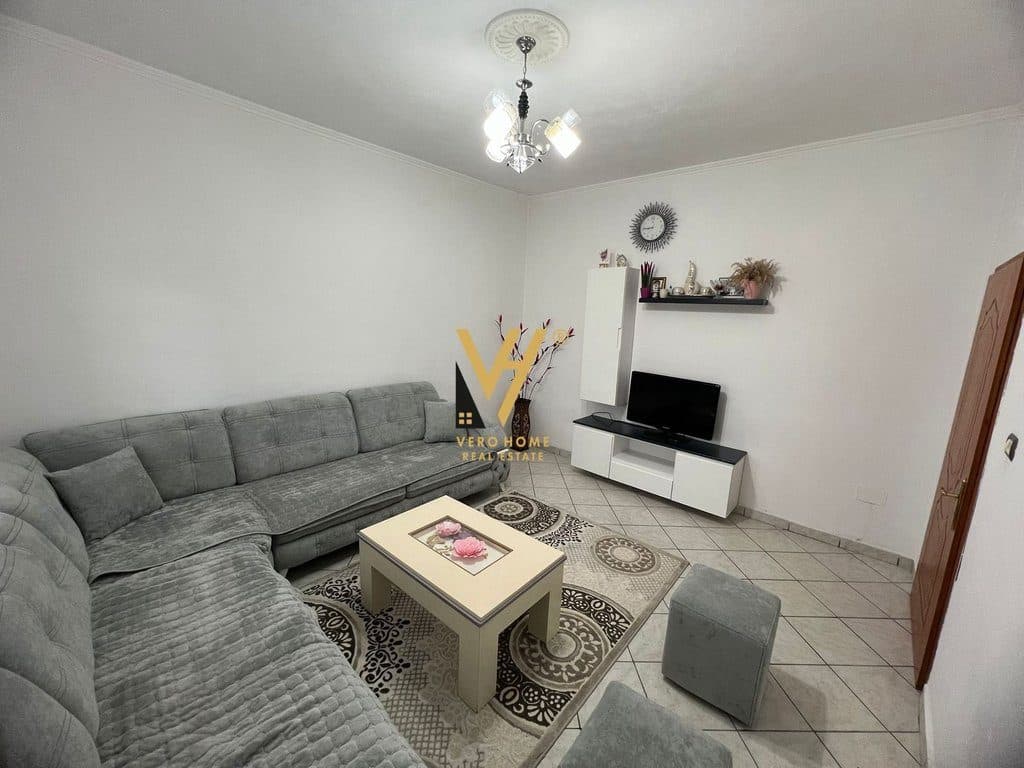 JEPET HYRJE 2+1+BLK ME QERA NE SHKOZE 40.000 LEKE 2