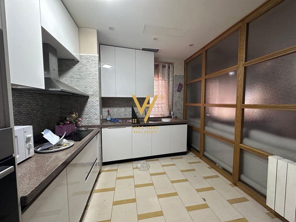JEPET APARTAMENT 3+1+BLK ME QIRA TE RRUGA E BARRIKADAVE 1.500 EURO 2