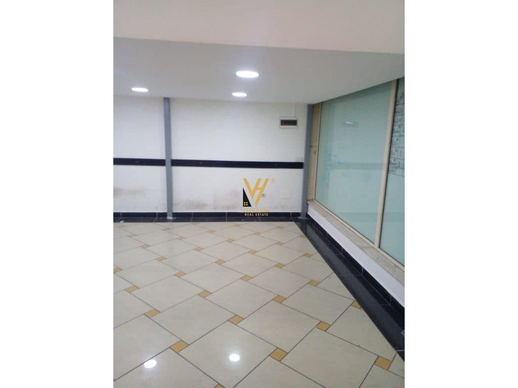 JEPET AMBIENT 60 M2 ME QERA TE RRUGA E BARRIKADAVE 60.000 LEKE
