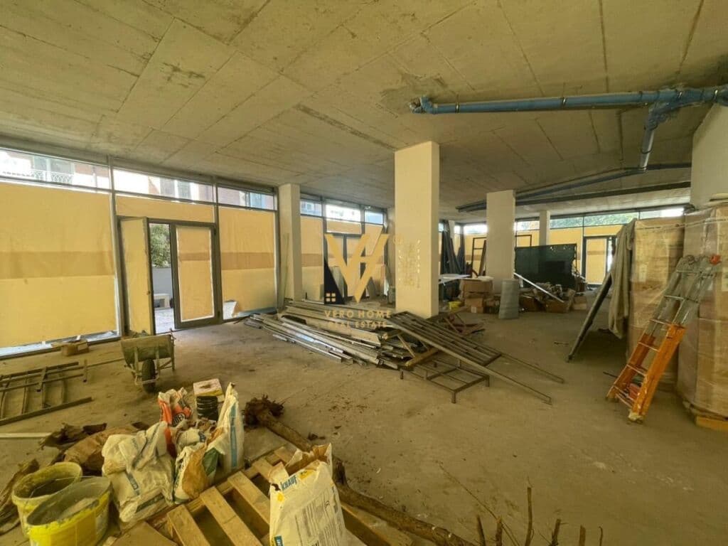 Shitet Dyqan te Rruga e Elbasanit 376 m2 2