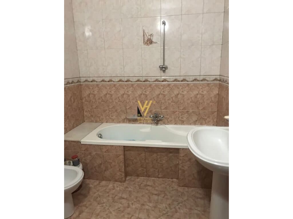 Shitet Apartament 3+1+2+ballkon te Komuna e Parisit 163 m2 2