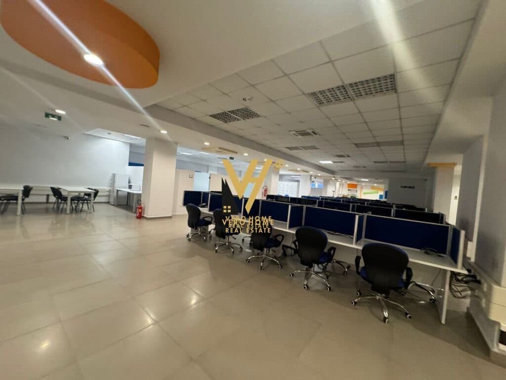 JEPET AMBIENT BIZNESI 1.000 M2 ME QERA PRANE HILTON, DELIJORGJI 7.000 EURO