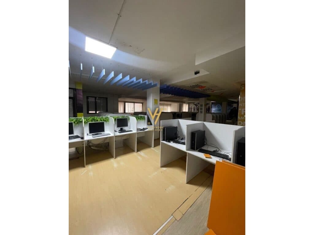 Jepet zyre me qera te Blloku 400 m2 3