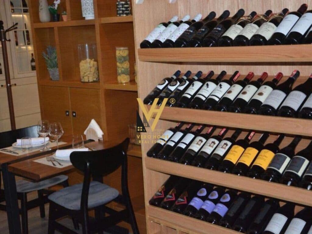 JEPET BAR RESTORANT 157 M2 ME QERA TE RRUGA E DURRESIT 2.200 EURO 2