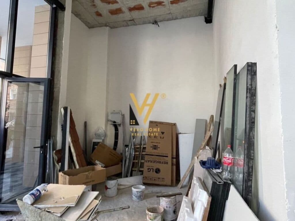 Shitet dyqan te Rruga e Kosovareve 105 m2 2