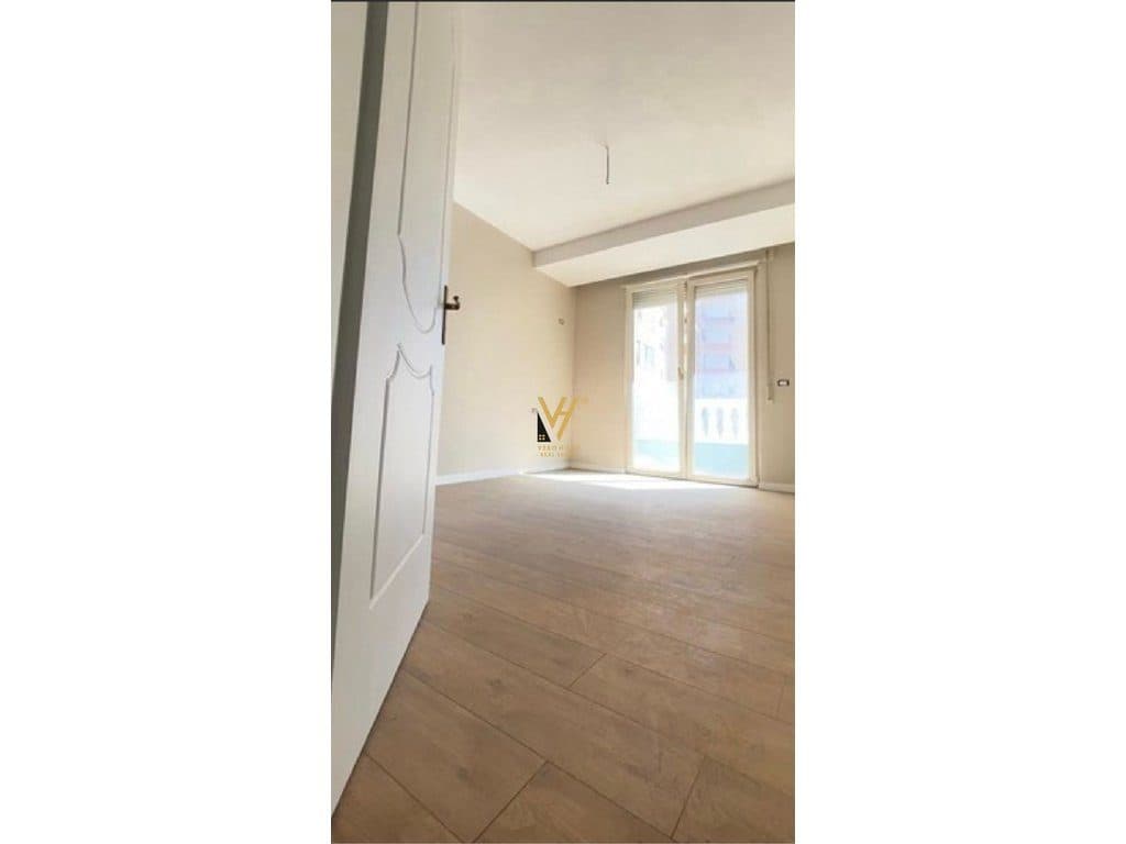 JEPET ZYRE 80 M2 ME QERA NE QENDER 800 EURO