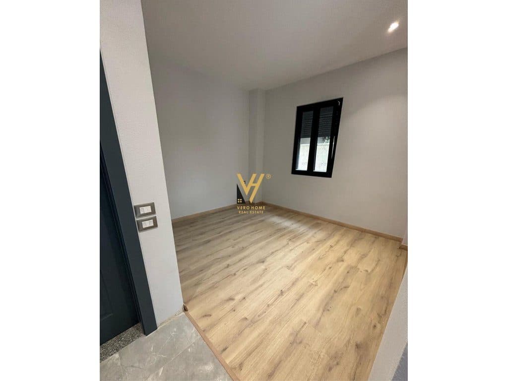 JEPET AMBIENT 80M2 ME QERA NE QENDER 110.000 LEKE