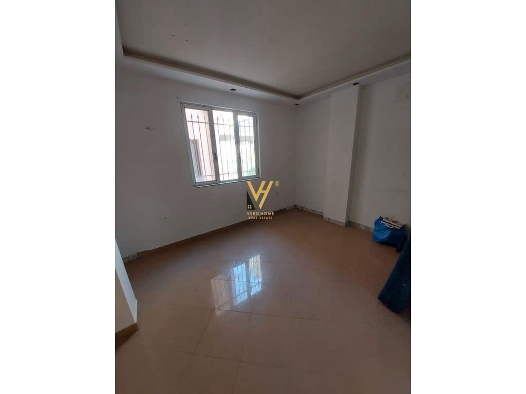 JEPET ZYRE 60 M2 ME QERA TE ZOGU I ZI 55.000 LEKE 2