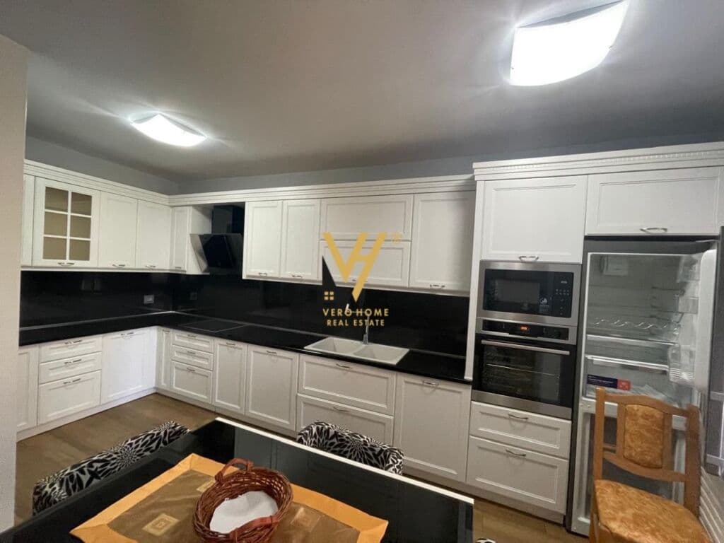 Shitet Apartament 3+1+2+ballkon te Komuna e Parisit 125 m2 3