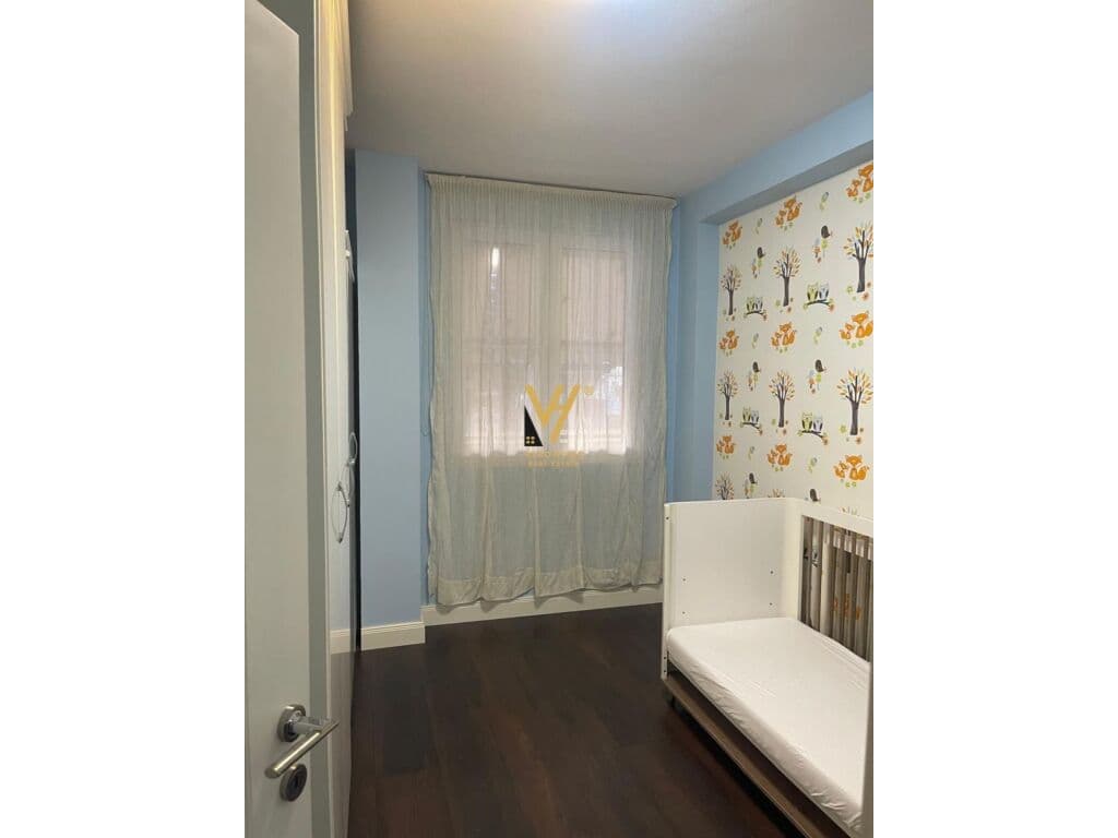Jepet Apartament 2+1+ballkon me qera te Komuna e Parisit 100 m2 2
