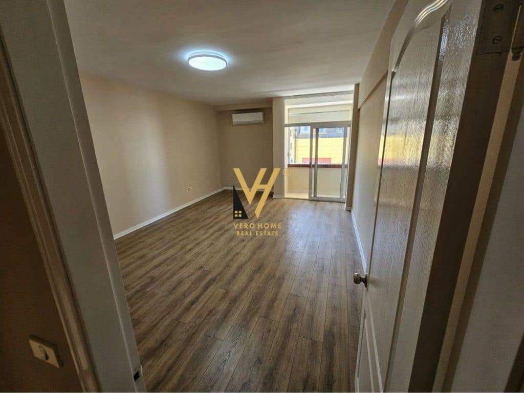 JEPET ZYRE 130 M2 ME QERA NE QENDER 90.000 LEKE