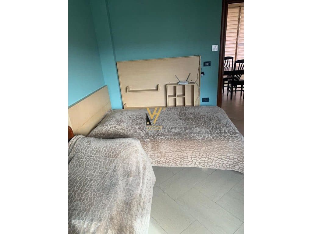 JEPET APARTAMENT 3+1+BLK ME QERA TE STACIONIT I TRENIT 50.000 LEKE 3