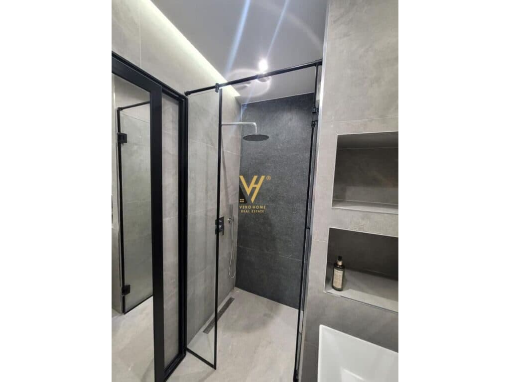 Shitet Apartament 2+1+2 te Stacioni i Trenit 120 m2 2