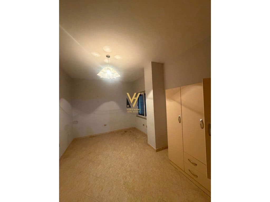 JEPET AMBIENT BIZNESI 136 M2 ME QERA TE 21 DHJETORI 700 EURO 2