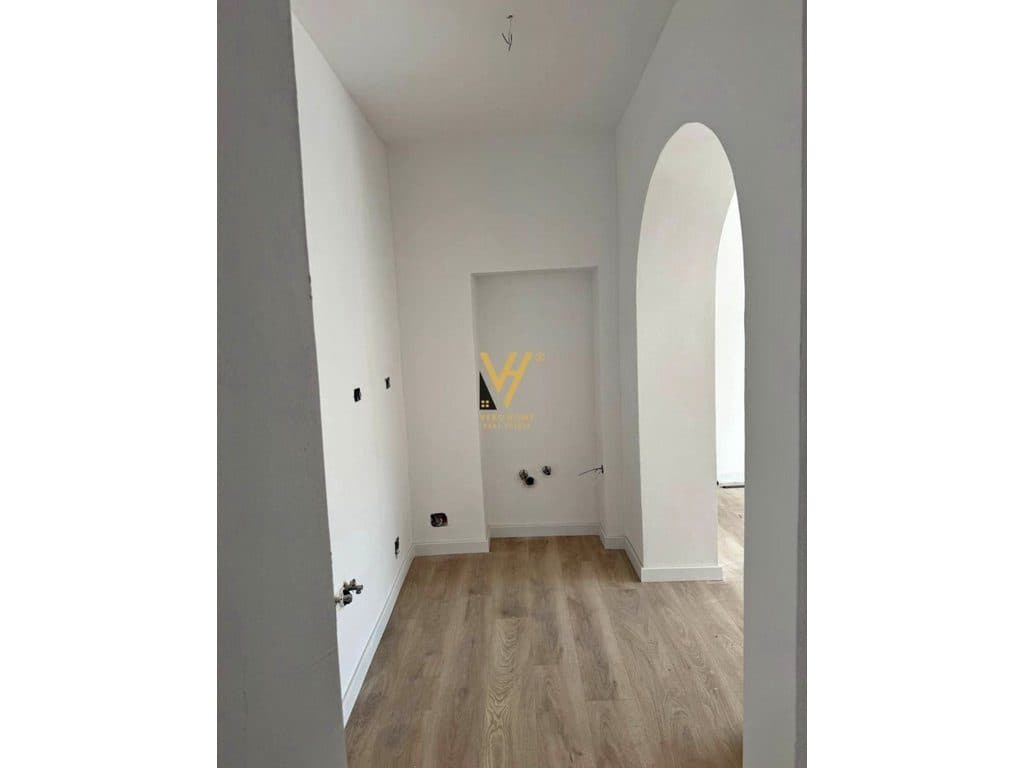 JEPET ZYRË 60 M2 ME QERA TEK RRUGA BARDHYL 55.000 LEKE 3