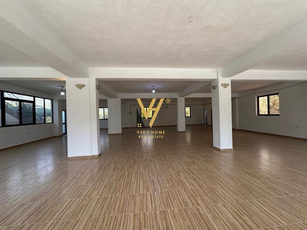 JEPET AMBIENT BIZNESI 220 M2 ME QERA NE BERZHITE 1.000 EURO 2