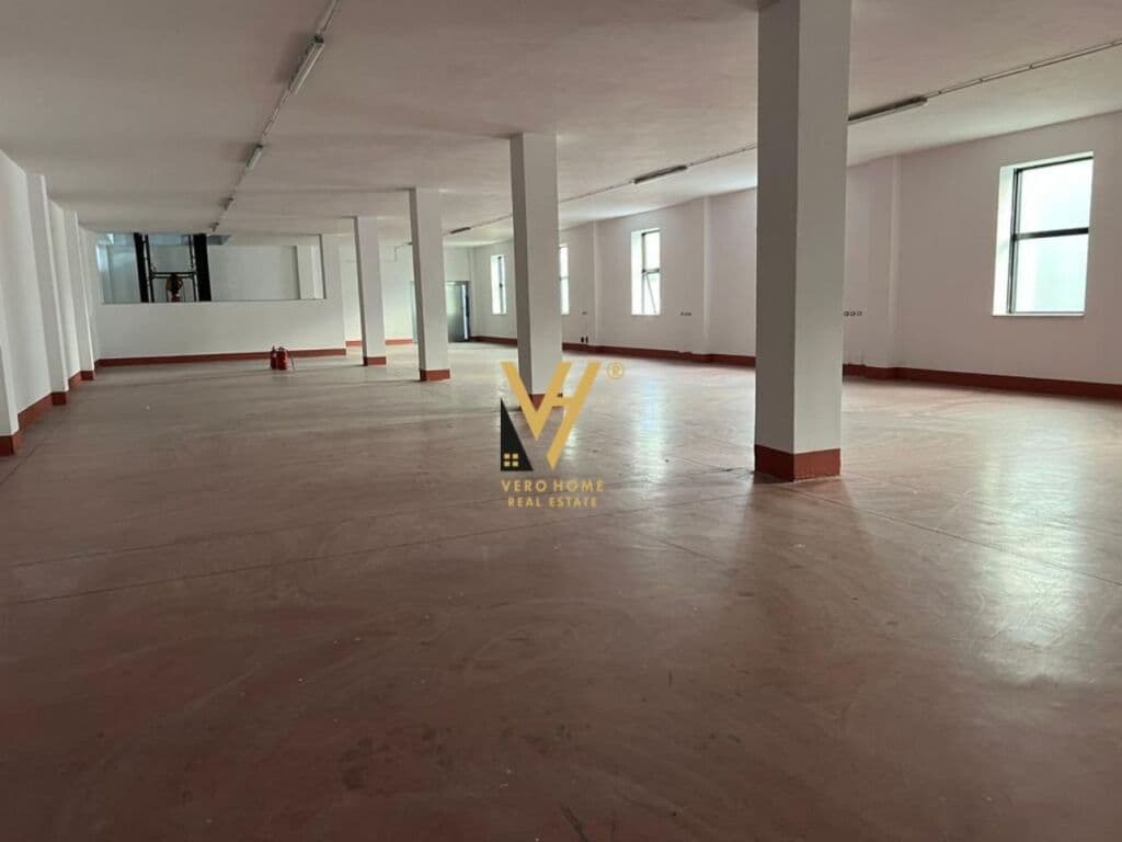 Jepet magazine me qera ne Berxhulle 1600 m2 2