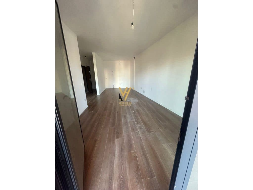 JEPET ZYRE 80 M2 ME QERA TE RR.KAVAJES, GALERIA ROMA 100.000 LEKE 2