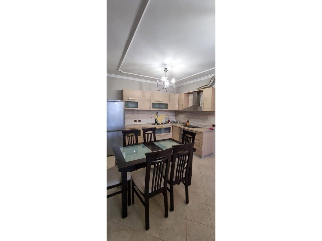 JEPET APARTAMENT 3+1+2 ME QERA TE 21 DHJETORI 1.200 EURO 2
