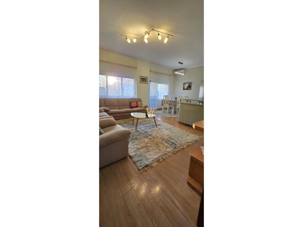 Jepet Apartament 2+1+2+ballkon me qera te Pazari i Ri 100 m2