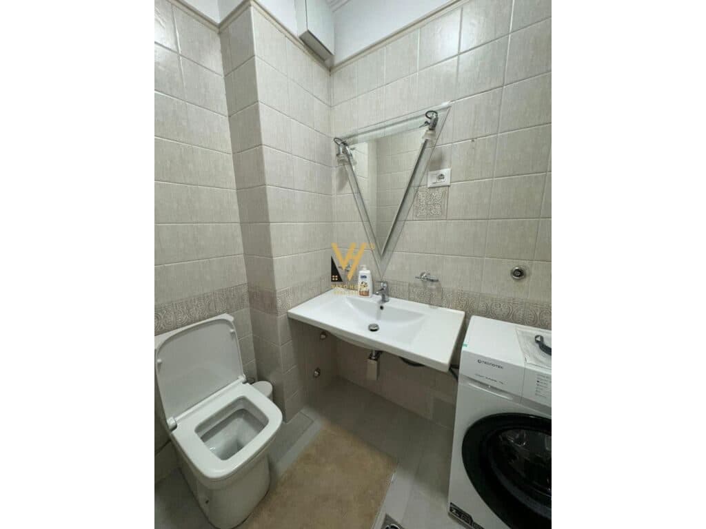 Jepet Apartament 2+1+2+ballkon me qera te Blloku 145 m2