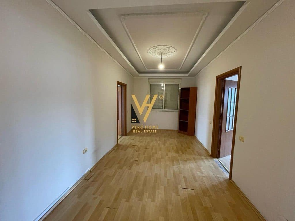JEPET DUPLEX-ZYRE 300 M2 ME QERA TE KOMUNA E PARISIT 1.500 EURO 4