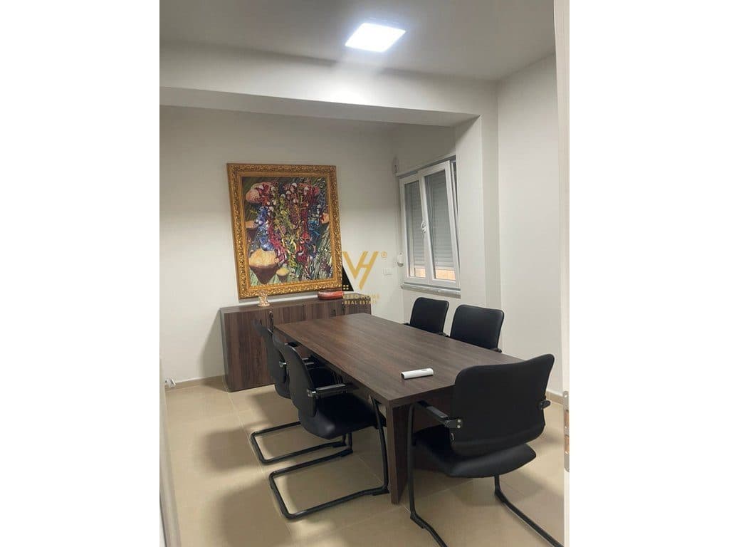 JEPET ZYRE 100 M2 BUZE RRUGES SE KOSOVAREVE 950 EURO