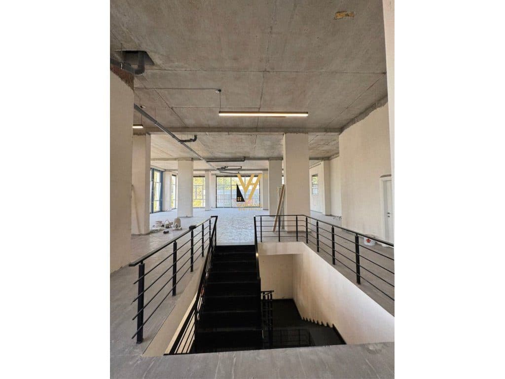 JEPET AMBIENT BIZNESI 550 M2 ME QIRA, PRANE BULEVARDIT TE RI,3.000 EURO