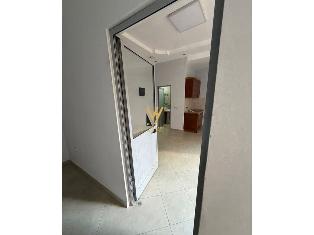 JEPET AMBIENT BIZNESI 40 M2 ME QIRA TE PROKURORIA 39.000 LEKE 4
