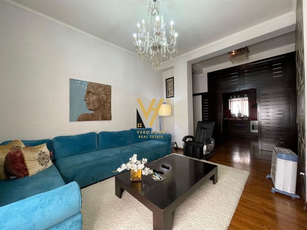 Shitet Apartament 2+1+verande te Rruga e Barrikadave 120 m2 4