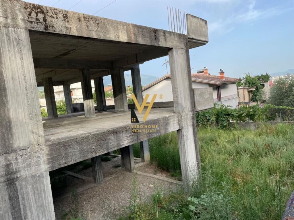 Shitet Vile dy kateshe +Toke ne Koder Babrru 560 m2 3