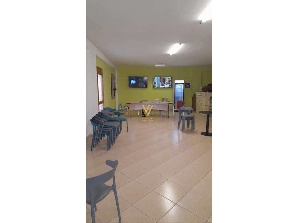 JEPET AMBIENT KOMERCIAL 200 M2 ME QERA TE KODRA E DIELLIT 1.400 EURO