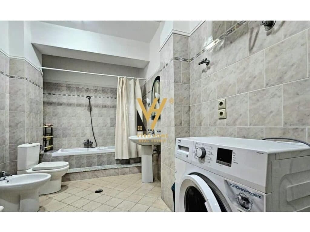 Shitet Apartament 3+1+2+ballkon ne Sarande 150 m2 3