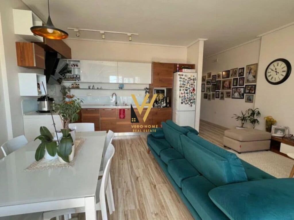 Shitet Apartament 3+1+2+ballkon ne Vlore , Lungomare 148 m2 2