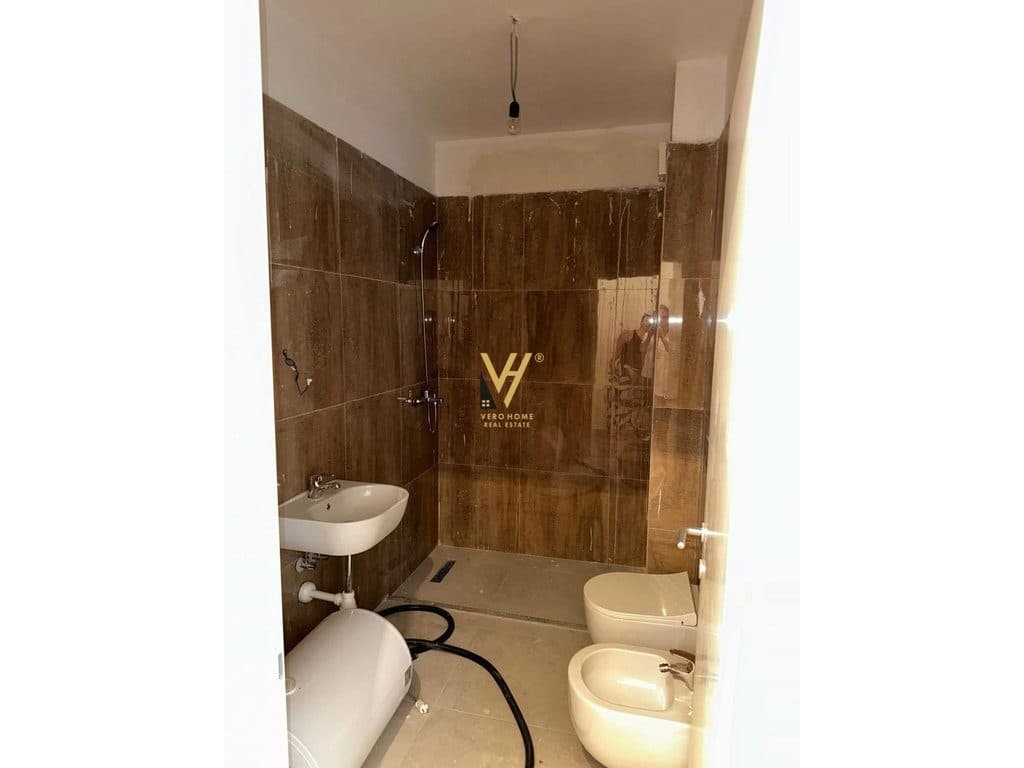 JEPET AMBIENT 95 M2 ME QERA TE PAZARI I RI 800 EURO 3