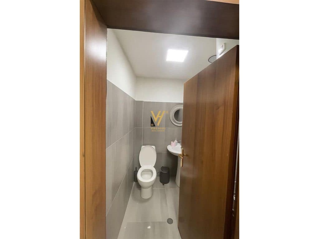 JEPET ZYRE 70 M2 ME QERA TEK RRUGA VASO PASHA, BLLOK 800 EURO 4